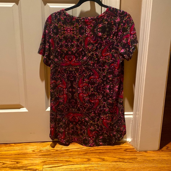 Like NEW - LuLaRoe Black/Red Floral Tunic Top - Classic Tee - Very Soft - Picture 2 of 5